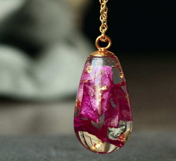 Kette Rosenblüten Blattgold romantisch Garten Terrarium im Ei in Gießharz als florales Geschenk für sie für Frauen Freundin Mutter Schwester